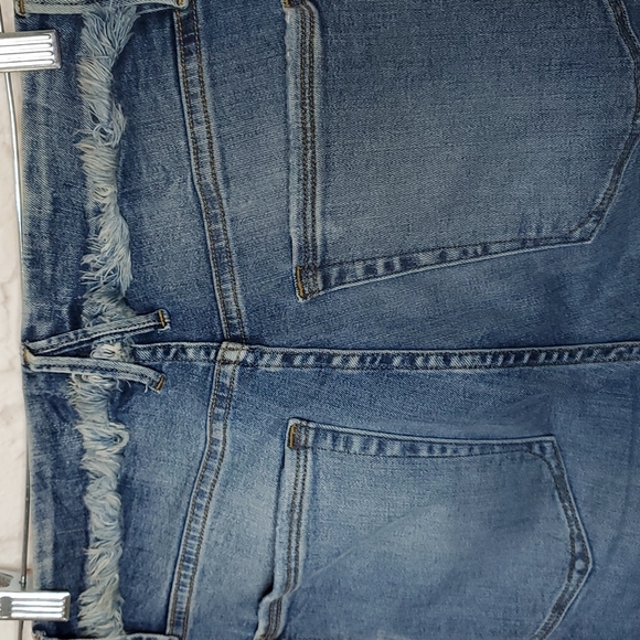 Good American Good Waist Frayed Waist Jeans - Picture 7 of 12